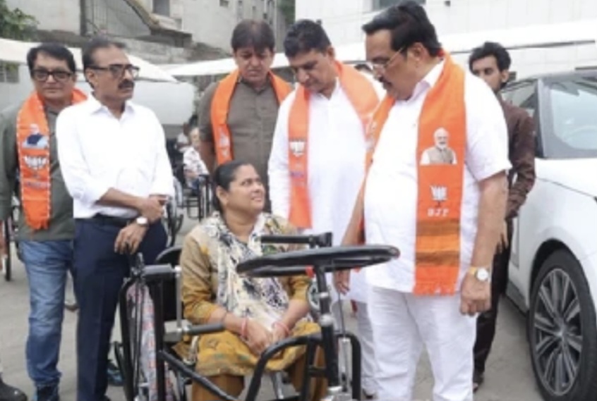 प्रधानमंत्री मोदी के जन्मदिन पर सूरत में स्वच्छता अभियान, केंद्रीय मंत्री ने की सड़कों की सफाई