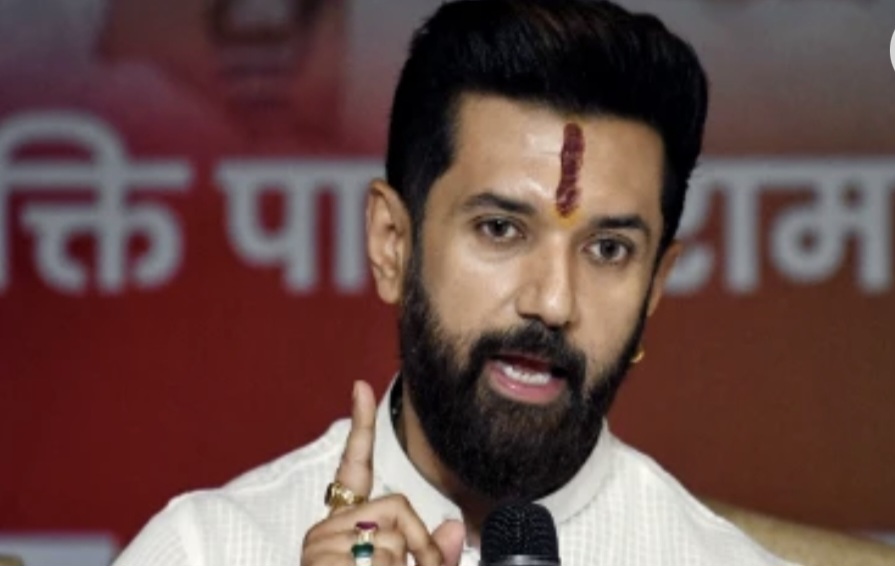 नीतीश की तारीफ, फिर भी सीटों पर अड़े चिराग: कहा- ‘मैं सब्ज़ी पर नमक की तरह हूँ’, NDA में बढ़ी हलचल