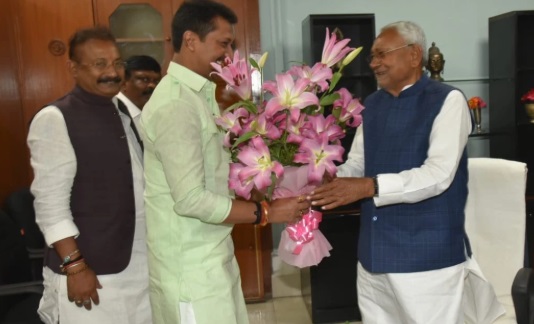 इंजीनियरिंग एवं पॉलिटेक्निक के टॉपरों को मिलेगा लैपटॉपः मंत्री सुमित कुमार सिंह