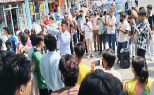 नेपाल के हालात पर सीमा के दोनों तरफ बेचैनी, सोशल मीडिया एप्स बंद