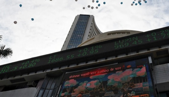 अमेरिका-भारत व्यापार वार्ता की सफलता की उम्मीद से सेंसेक्स शुरुआती कारोबार में 443 अंक चढ़ा