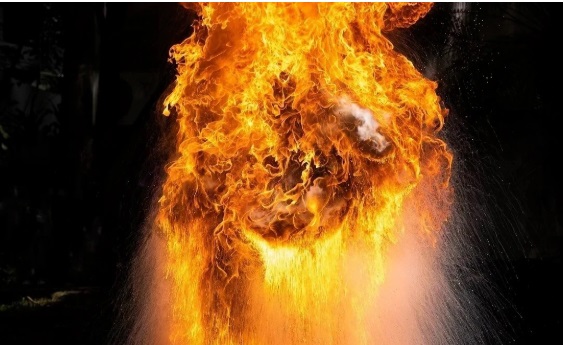 मुंबई में गैस सिलेंडर फटने के बाद आग लगने से सात लोग घायल