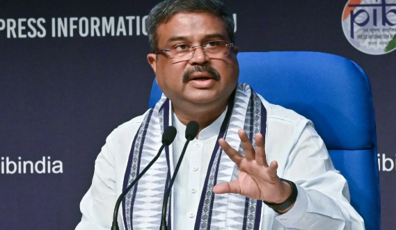 बिहार: धर्मेंद्र प्रधान ने पटना में भाजपा का घर-घर चुनाव प्रचार शुरू किया