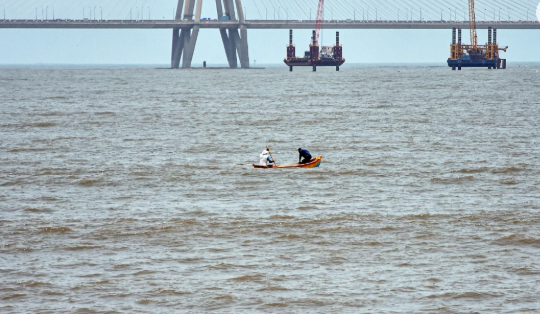 ओडिशा के पारादीप में समुद्र से निकाला गया चीनी नाविक का शव