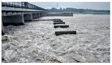 Delhi-NCR में जारी है भारी बारिश, खतरे के निशान से ऊपर यमुना