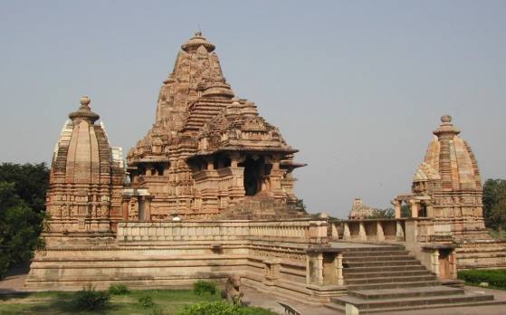 पूजा में जूते-चप्पल वर्जित क्यों, धार्मिक कारणों के साथ जानिये अनसुनी सच्चाई