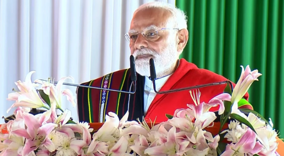 मणिपुर में विस्थापितों से मिले PM मोदी, 7300 करोड़ की परियोजनाएं; शांति व विकास का दिया मंत्र!