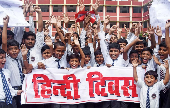 कुछ बात है कि हिंदी बढ़ती रही हमारी, सदियों रहा है दुश्मन, दौर-ए-ज़माँ हमारा