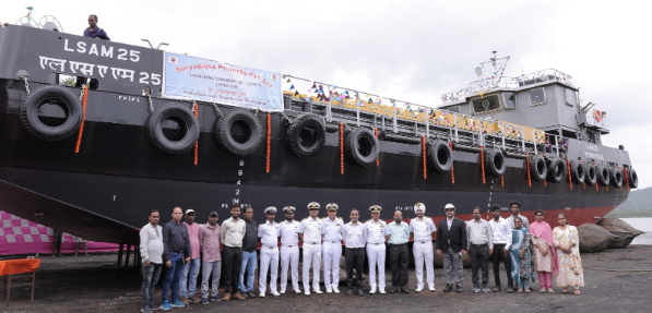 11वें गोला-बारूद सह टारपीडो सह मिसाइल बजरे, एलएसएएम 25 (यार्ड 135) का प्रक्षेपण