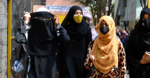 नोएडा में यूपी धर्मांतरण कानून के तहत बड़ी कार्रवाई, महिला का जबरन धर्म परिवर्तन कराने के मामले में 3 गिरफ्तार