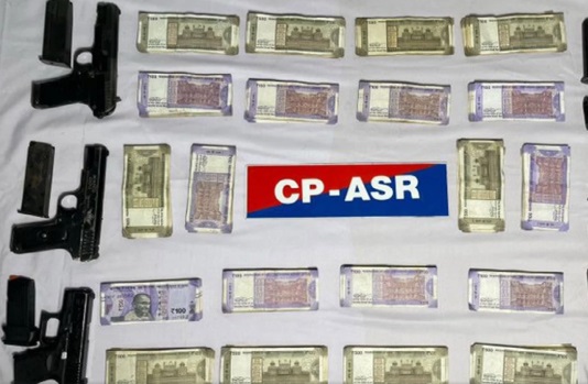 बाढ़ की आड़ में पाकिस्तान से तस्करी, हथियारों का जखीरा देख पुलिस के भी उड़े होश