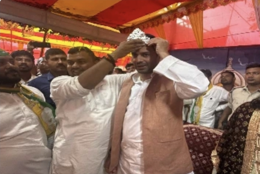 अरे काहे का राम-लक्ष्मण, छोटे भाई को मर्यादा देखनी चाहिए, तेज प्रताप के बयान पर तूफान!