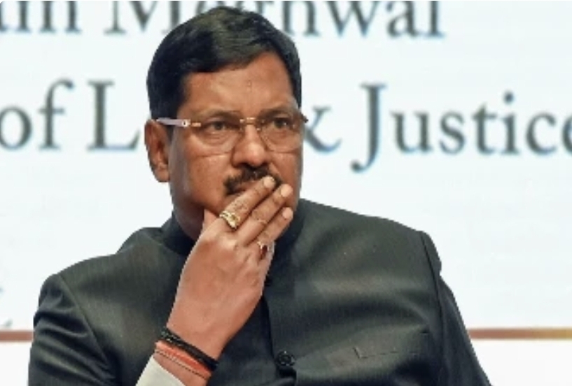 सनातन का अपमान नहीं सहेंगे कहते हुए वकील ने CJI गवई पर की जूता फेंकने की कोशिश, आरोपी हिरासत में लिया गया