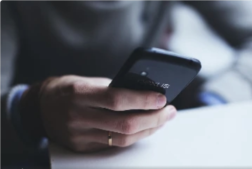 Vodafone Idea पर 5606 करोड़ की AGR मांग, SC में सुनवाई टली, कंपनी का भविष्य अधर में?