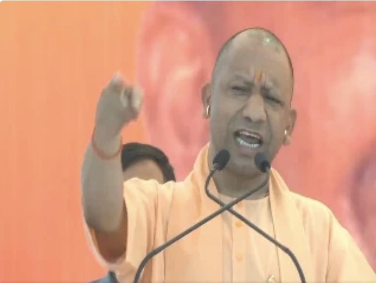 त्योहारों पर CM योगी का सख्त फरमान: भीड़भाड़ वाले इलाकों में बढ़ाएं गश्त, लापरवाही बर्दाश्त नहीं