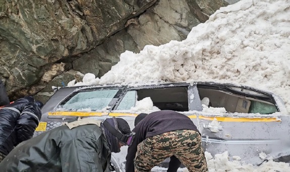 कश्मीर में आतंकवाद विरोधी अभियान के दौरान हिमस्खलन में एक सैनिक की मौत, एक अन्य लापता