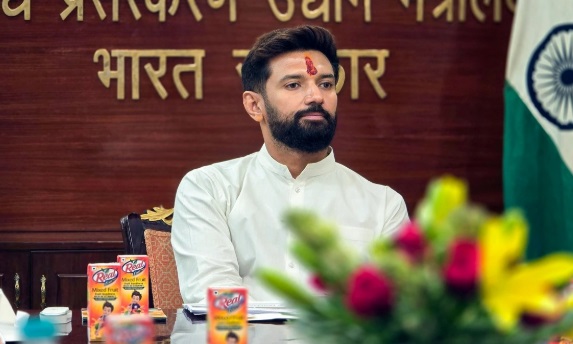 तेजस्वी पर बरसे चिराग: कहा- हमारा M-Y ‘महिला-युवा’ है, जाति की राजनीति बंद करें