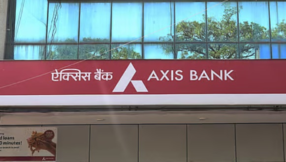Axis Bank का मुनाफा 26 % गिरा पर शेयर चमके! ब्रोकरेज बोले- ‘खरीदने का है मौका’।