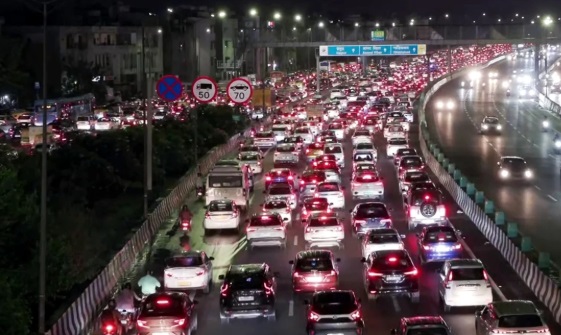 धनतेरस पर दिल्ली-एनसीआर में ट्रैफिक का महाजाम, घंटों फंसे लोग बेहाल, सड़कें पैक