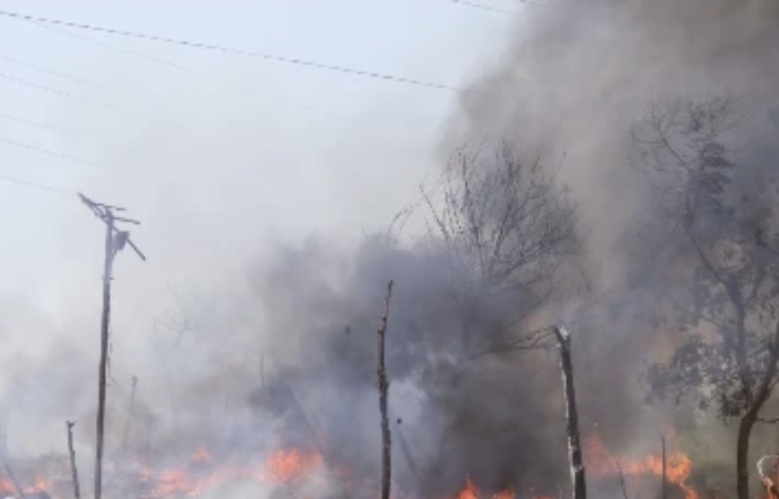 मुंबई में हार्बर लाइन की रेल पटरी के पास झुग्गियों में भीषण आग, बांद्रा-माहिम सेवा स्थगित