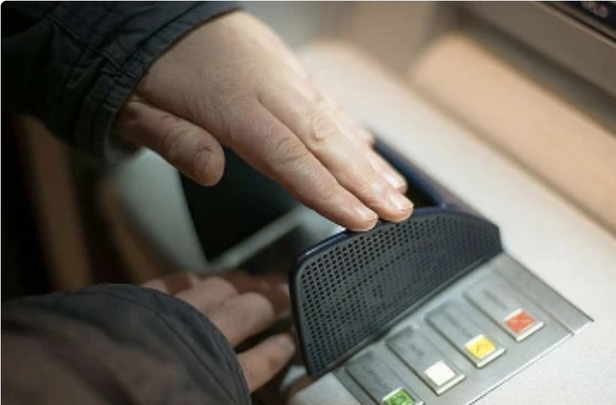 ATM फ्रॉड का नया तरीका: मशीन में छिपी ये चीजें आपका PIN और पैसा दोनों कर सकती हैं गायब