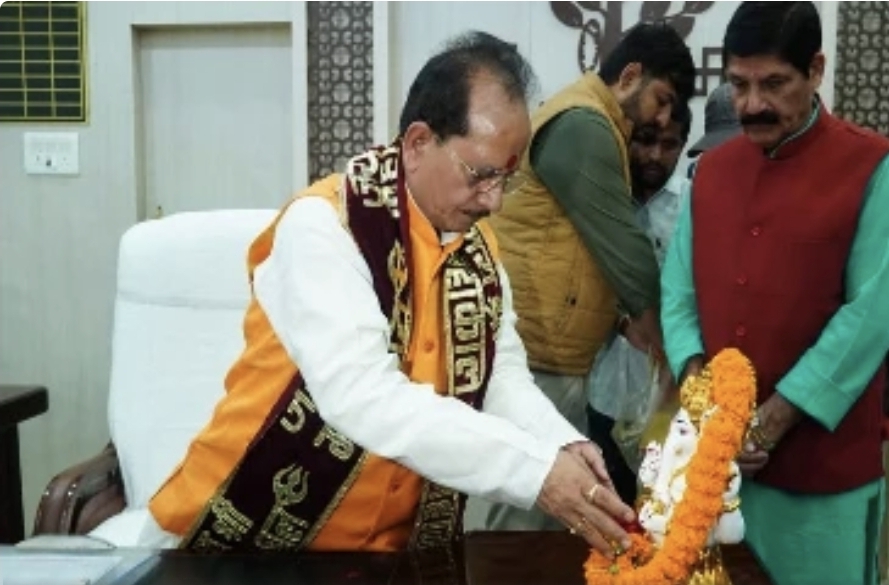 राजस्व एवं भूमि सुधार विभाग के नए मंत्री विजय कुमार सिन्हा ने किया प्रभार ग्रहण, बोले- बिहार में माफियाओं पर होगी सख्त कार्रवाई