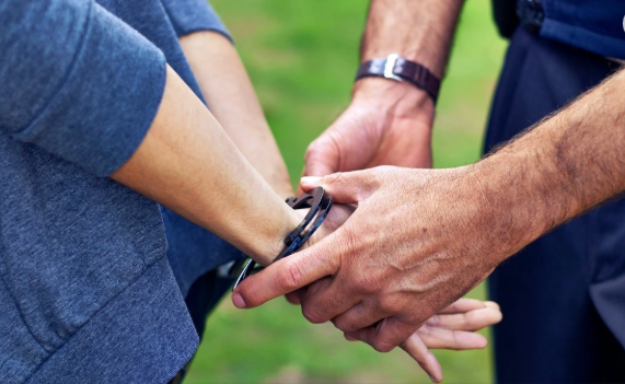 हापुड़ में तीन गिरफ्तार, हाइड्रोफ्लोरिक एसिड और विस्फोटक बरामद