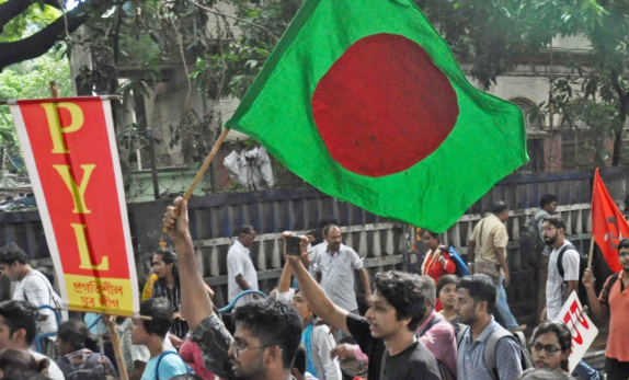 बांग्लादेश फिर से हिंसा और बम के धमाकों से क्यों दहल उठा है? क्या Sheikh Hasina की वापसी?