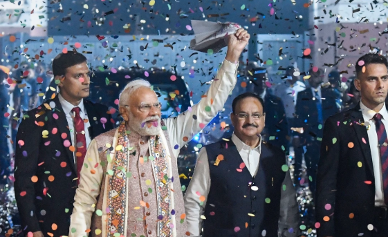 गमछा घुमाकर PM Modi ने किया भीड़ का अभिवादन, बोले- बिहार के लोगों ने गर्दा उड़ा दिया, अब वापस नहीं आएगी कट्टा सरकार