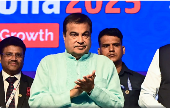 सहकारी बैंकों की सफलता के लिए अच्छा नेतृत्व महत्वपूर्ण:  गडकरी