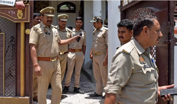 बागपत में लालच देकर धर्म परिवर्तन कराने के आरोप में दो महिलाओं समेत तीन गिरफ्तार