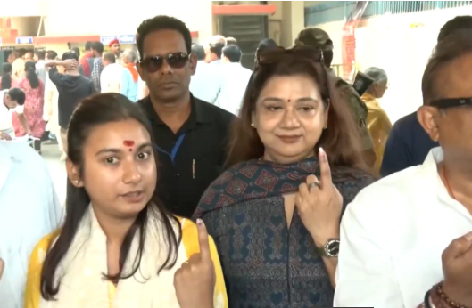 शांभवी के दो हाथों पर स्याही का वीडियो वायरल, प्रशासन की सफाई- गलती से लगी स्याही, दोहरा वोट नहीं