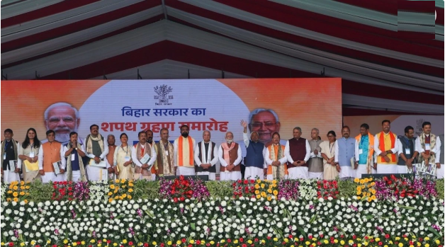 नीतीश कुमार ने पटना हवाई अड्डे पर प्रधानमंत्री मोदी के पांव छूने की कोशिश की