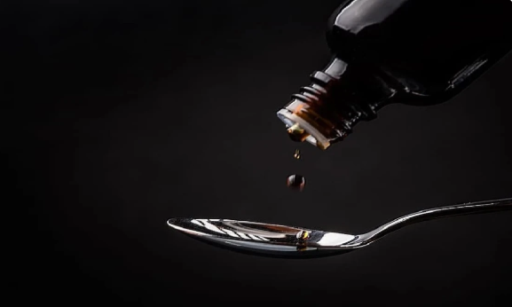 वाराणसी में छापेमारी के दौरान कोडिन युक्त प्रतिबंधित कफ सिरप की 93 हजार शीशियां बरामद