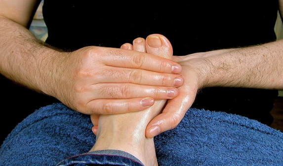 Health Tips: सिर्फ 15 मिनट का कमाल, पैरों को इस खास पानी में भिगोने से दूर होगी दिनभर की थकान, पाएं सुकून भरी नींद