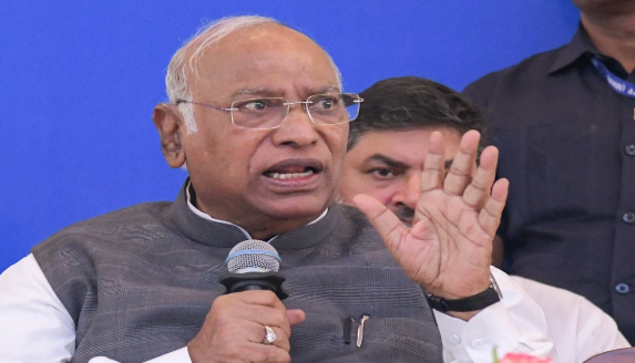सभी को साथ लाएंगे: कर्नाटक में सत्ता संघर्ष के बीच बोले मल्लिकार्जुन खड़गे, हाईकमान लेगा अंतिम फैसला