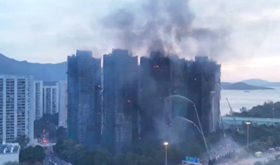 Hong Kong Fire | हांगकांग में मौत का मंजर! 94 जिंदगियां जिंदा जलकर खाक, बिल्डिंगों में आग लगने का सच सामने ला रही है जांच
