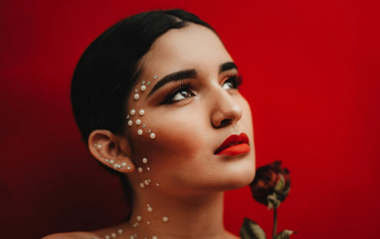 बोल्ड और कॉन्फिडेंट दिखना है? 2025 के ये ट्रेंडी आइब्रो शेप्स हैं आपका नया स्टाइल स्टेटमेंट।