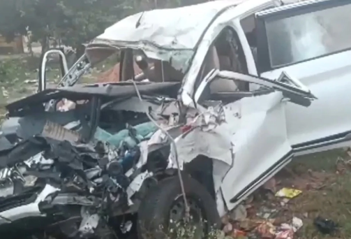 बाराबंकी में तेज रफ्तार का कहर! ट्रक-कार की जोरदार टक्कर में 6 जिंदगियां खत्म, सड़क पर मचा कोहराम