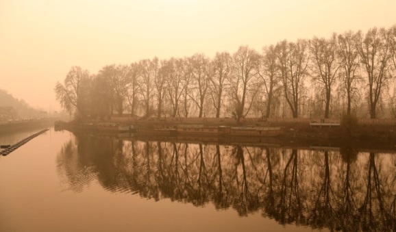 Cold wave: कश्मीर घाटी में शीतलहर जारी, तापमान शून्य से नीचे गिरा