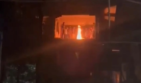 Bangladesh में अचानक सड़कों पर उतरे हजारों प्रदर्शनकारी, शेख मुजीब का घर फूंक डाला