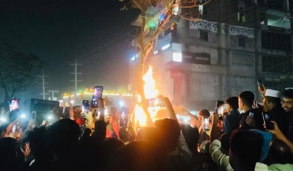 Bangladesh में हिंदू की हत्या, फिर शव पेड़ से बांधकर लगाई आग, मचा हंगामा