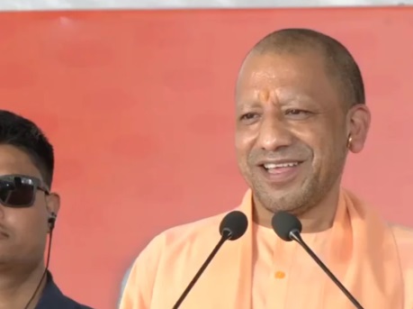 धूल चेहरे पर था आईना साफ करता रहा…, Codeine cough syrup case में CM Yogi का अखिलेश पर तंज