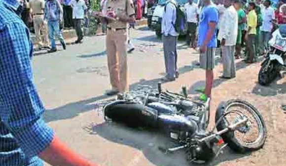 Banda में मोटरसाइकिलों की टक्कर में सड़क पर गिरे दो युवकों की ट्रक से कुचलकर मौत