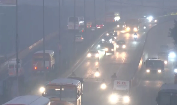 Delhi AQI: दिल्ली में फिर लौटा स्मॉग, वायु गुणवत्ता दोबारा ‘बहुत खराब’ श्रेणी में पहुंची; 355 AQI दर्ज