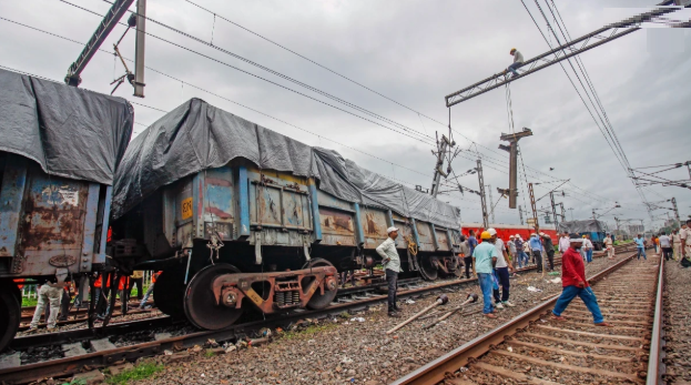 Bihar के जमुई में मालगाड़ी के आठ डिब्बे पटरी से उतरे, रेल यातायात बाधित