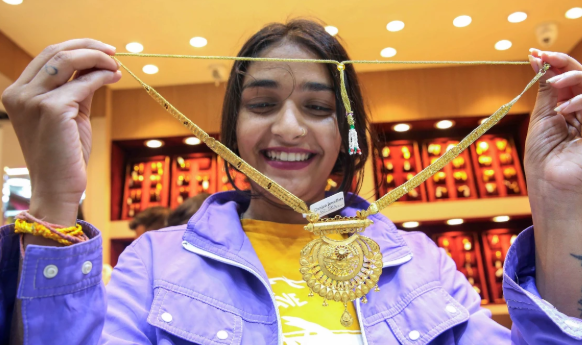 Year Ender 2025: सोना-चांदी ने तोड़ दिए सभी रिकॉर्ड, क्या 2026 में भी कायम रहेगी ये बादशाहत?