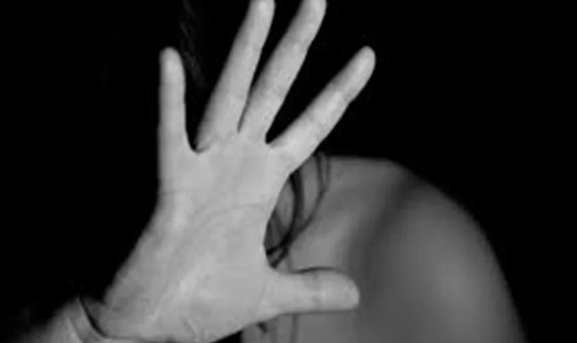 Uttar Pradesh: शादी का झांसा देकर किशोरी से दुष्कर्म का आरोपी लिपिक गिरफ्तार