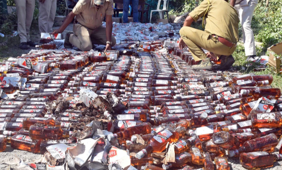 Jharkhand के लातेहार में 50 लाख रुपये की अवैध विदेशी शराब जब्त