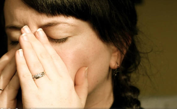 मेनोपॉज सिर्फ हार्मोनल नहीं, दिमाग और न्यूरोलॉजी पर डालता है गहरा असर